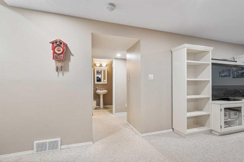 41 Heritage Circle West, Lethbridge, AB - Indoor Photo Showing Other Room