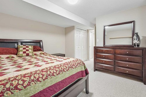 41 Heritage Circle West, Lethbridge, AB - Indoor Photo Showing Bedroom