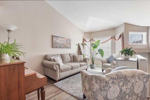 41 Heritage Circle West, Lethbridge, AB - Indoor Photo Showing Living Room