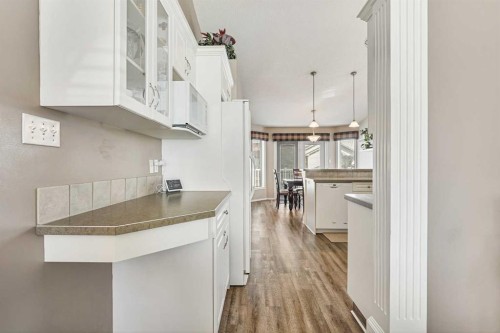 41 Heritage Circle West, Lethbridge, AB - Indoor Photo Showing Kitchen