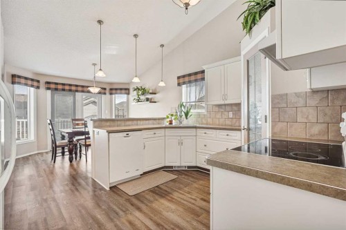 41 Heritage Circle West, Lethbridge, AB - Indoor Photo Showing Kitchen With Upgraded Kitchen