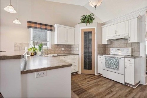 41 Heritage Circle West, Lethbridge, AB - Indoor Photo Showing Kitchen With Double Sink