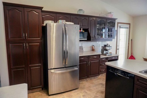 46 Heritage Place West, Lethbridge, AB - Indoor Photo Showing Kitchen