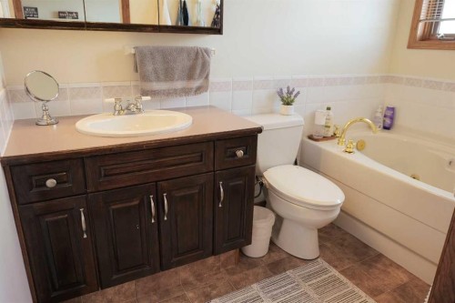 46 Heritage Place West, Lethbridge, AB - Indoor Photo Showing Bathroom