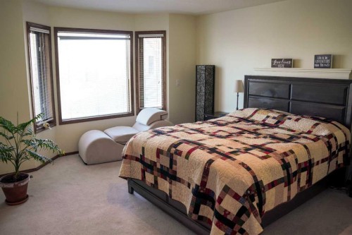 46 Heritage Place West, Lethbridge, AB - Indoor Photo Showing Bedroom