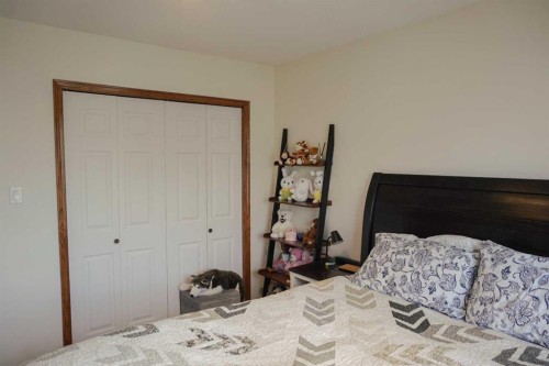 46 Heritage Place West, Lethbridge, AB - Indoor Photo Showing Bedroom