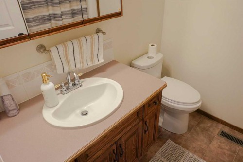 46 Heritage Place West, Lethbridge, AB - Indoor Photo Showing Bathroom