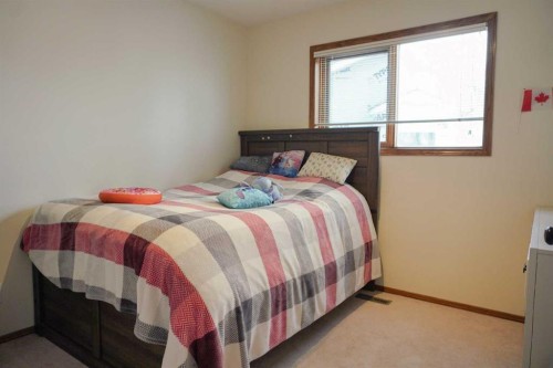 46 Heritage Place West, Lethbridge, AB - Indoor Photo Showing Bedroom