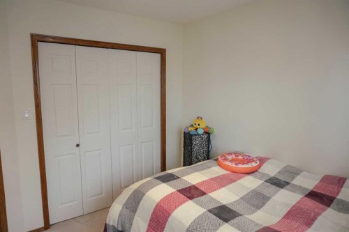 46 Heritage Place West, Lethbridge, AB - Indoor Photo Showing Bedroom