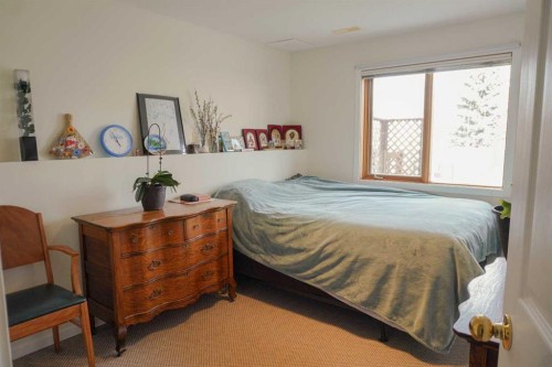 46 Heritage Place West, Lethbridge, AB - Indoor Photo Showing Bedroom