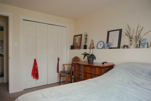 46 Heritage Place West, Lethbridge, AB - Indoor Photo Showing Bedroom