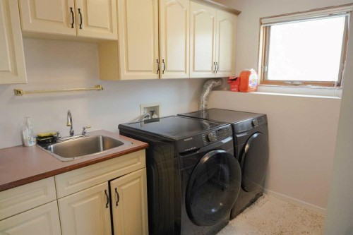 46 Heritage Place West, Lethbridge, AB - Indoor Photo Showing Laundry Room