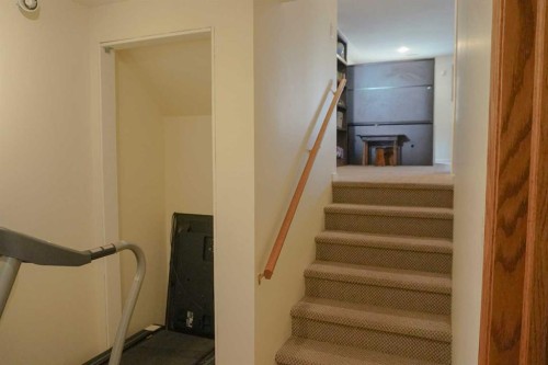 46 Heritage Place West, Lethbridge, AB - Indoor Photo Showing Other Room