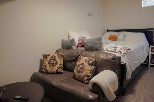 46 Heritage Place West, Lethbridge, AB - Indoor Photo Showing Bedroom