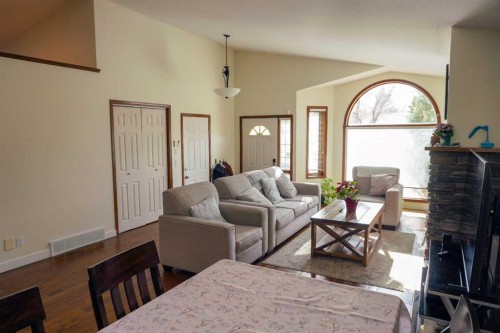 46 Heritage Place West, Lethbridge, AB - Indoor Photo Showing Living Room
