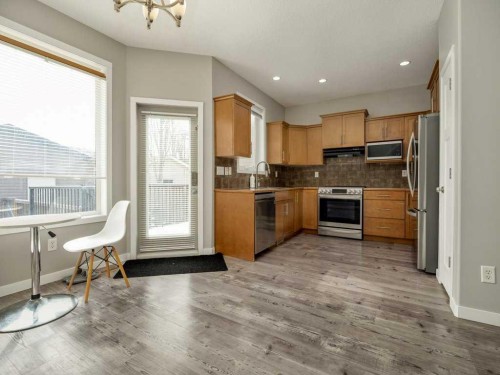146 Silkstone Road West, Lethbridge, AB - Indoor Photo Showing Kitchen