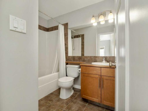 146 Silkstone Road West, Lethbridge, AB - Indoor Photo Showing Bathroom