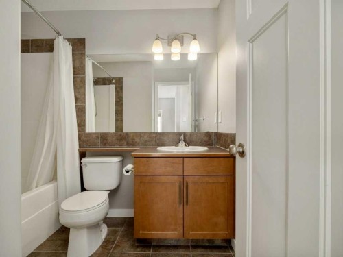 146 Silkstone Road West, Lethbridge, AB - Indoor Photo Showing Bathroom