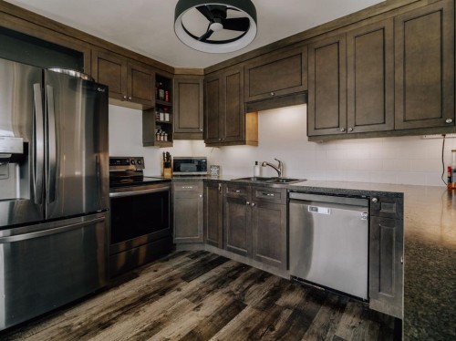 5327 3A Street West, Claresholm, AB - Indoor Photo Showing Kitchen
