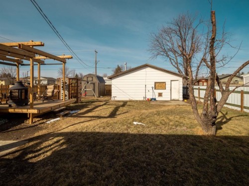 5327 3A Street West, Claresholm, AB - Outdoor