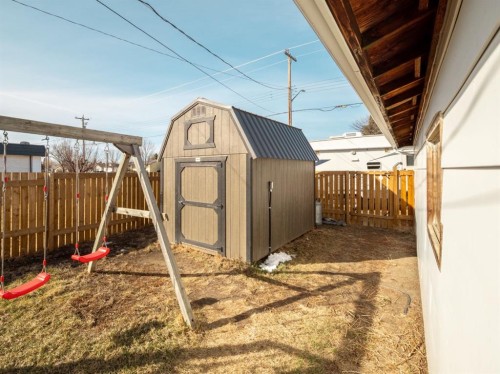 5327 3A Street West, Claresholm, AB - Outdoor