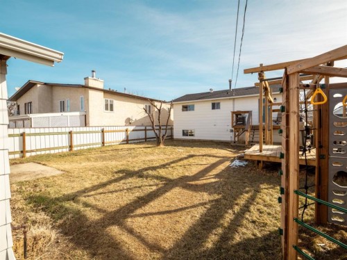 5327 3A Street West, Claresholm, AB - Outdoor