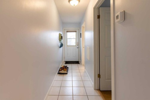39 Blackfoot Boulevard West, Lethbridge, AB - Indoor Photo Showing Other Room