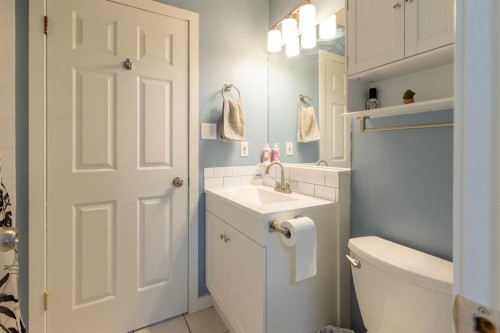 39 Blackfoot Boulevard West, Lethbridge, AB - Indoor Photo Showing Bathroom