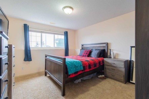 39 Blackfoot Boulevard West, Lethbridge, AB - Indoor Photo Showing Bedroom