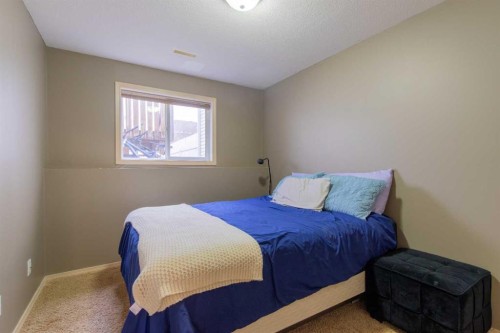 39 Blackfoot Boulevard West, Lethbridge, AB - Indoor Photo Showing Bedroom