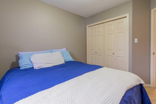 39 Blackfoot Boulevard West, Lethbridge, AB - Indoor Photo Showing Bedroom