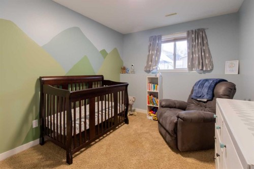 39 Blackfoot Boulevard West, Lethbridge, AB - Indoor Photo Showing Bedroom
