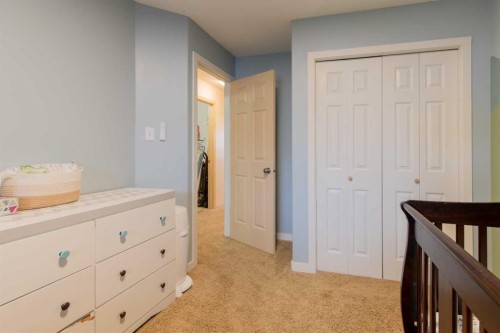 39 Blackfoot Boulevard West, Lethbridge, AB - Indoor Photo Showing Bedroom