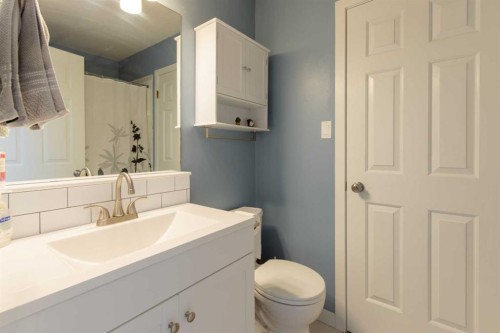 39 Blackfoot Boulevard West, Lethbridge, AB - Indoor Photo Showing Bathroom