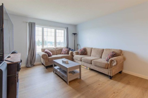39 Blackfoot Boulevard West, Lethbridge, AB - Indoor Photo Showing Living Room