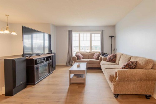 39 Blackfoot Boulevard West, Lethbridge, AB - Indoor Photo Showing Living Room