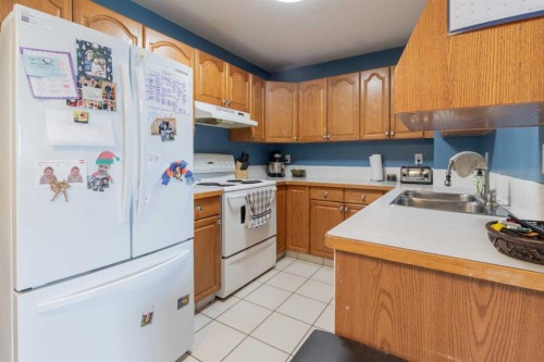 39 Blackfoot Boulevard West, Lethbridge, AB - Indoor Photo Showing Kitchen With Double Sink