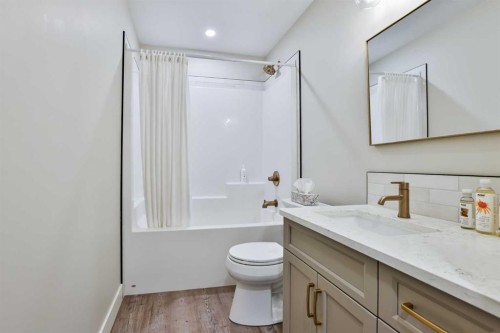 311 S 100 W, Raymond, AB - Indoor Photo Showing Bathroom