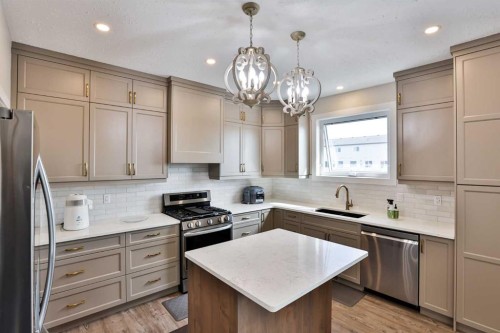 311 S 100 W, Raymond, AB - Indoor Photo Showing Kitchen With Stainless Steel Kitchen With Upgraded Kitchen
