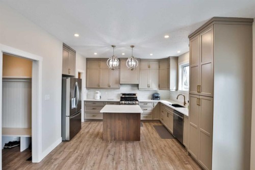 311 S 100 W, Raymond, AB - Indoor Photo Showing Kitchen With Stainless Steel Kitchen