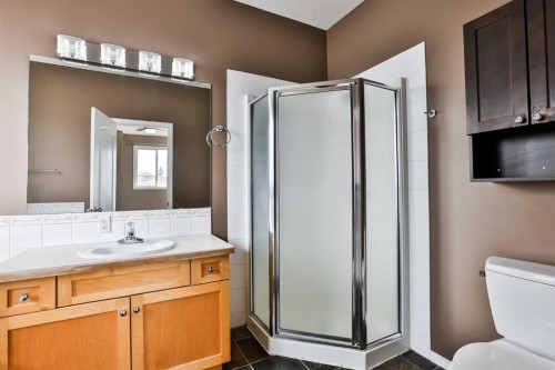 147 Heritage Circle West, Lethbridge, AB - Indoor Photo Showing Bathroom
