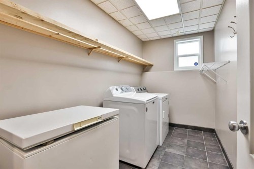 147 Heritage Circle West, Lethbridge, AB - Indoor Photo Showing Laundry Room