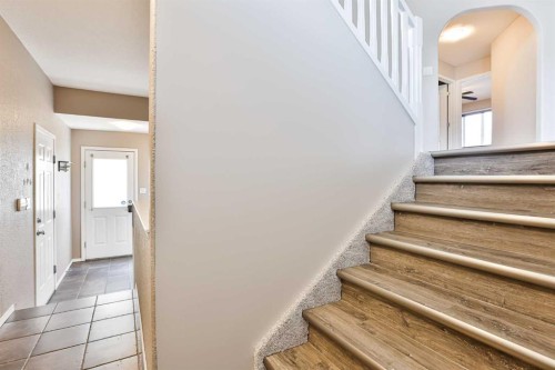 147 Heritage Circle West, Lethbridge, AB - Indoor Photo Showing Other Room