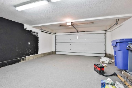 147 Heritage Circle West, Lethbridge, AB - Indoor Photo Showing Garage