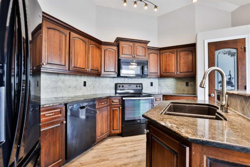 147 Heritage Circle West, Lethbridge, AB - Indoor Photo Showing Kitchen With Double Sink