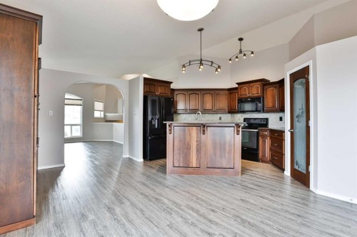 147 Heritage Circle West, Lethbridge, AB - Indoor Photo Showing Kitchen