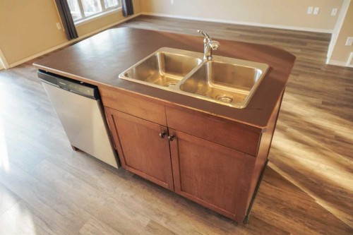 721 Silkstone Close West, Lethbridge, AB - Indoor Photo Showing Kitchen With Double Sink