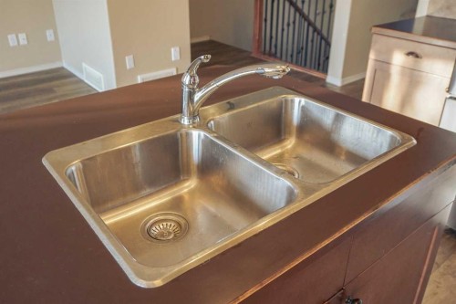 721 Silkstone Close West, Lethbridge, AB - Indoor Photo Showing Kitchen With Double Sink
