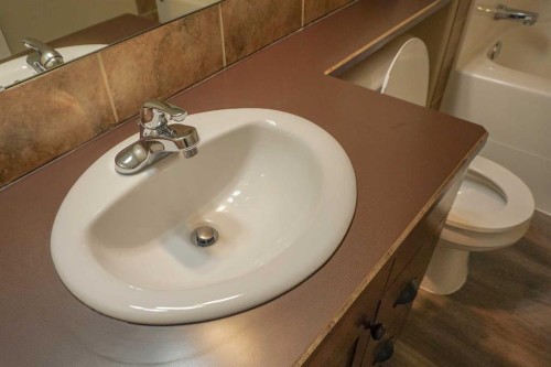 721 Silkstone Close West, Lethbridge, AB - Indoor Photo Showing Bathroom