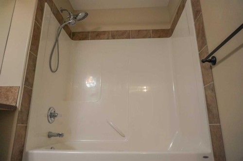 721 Silkstone Close West, Lethbridge, AB - Indoor Photo Showing Bathroom